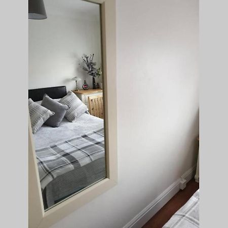 A Home Away From Home With A Big Welcome Erith Exterior foto