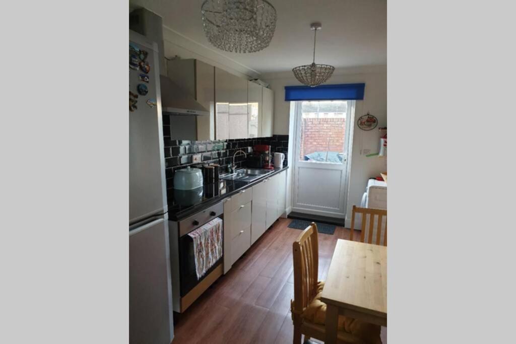 A Home Away From Home With A Big Welcome Erith Exterior foto