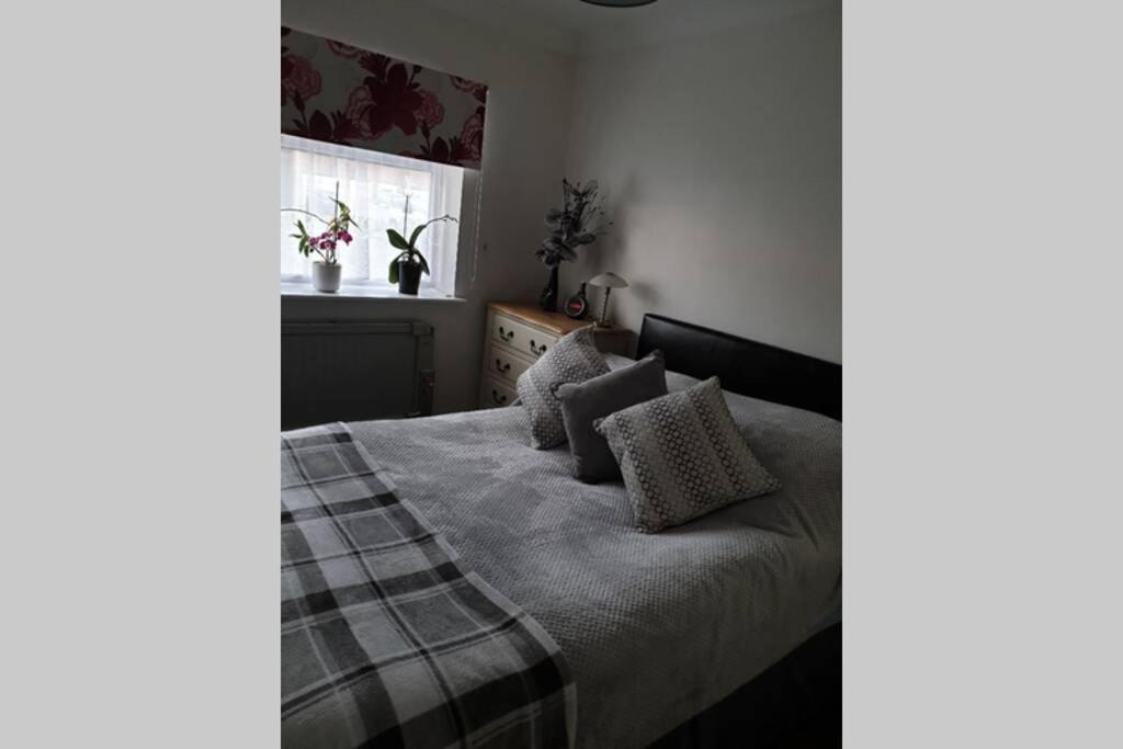 A Home Away From Home With A Big Welcome Erith Exterior foto