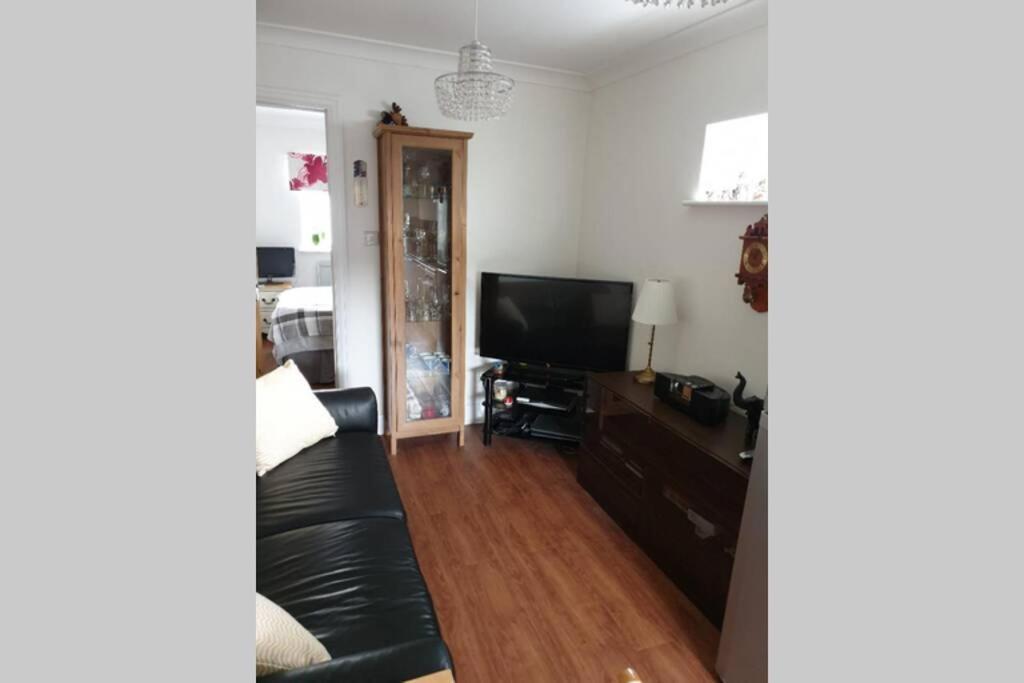 A Home Away From Home With A Big Welcome Erith Exterior foto