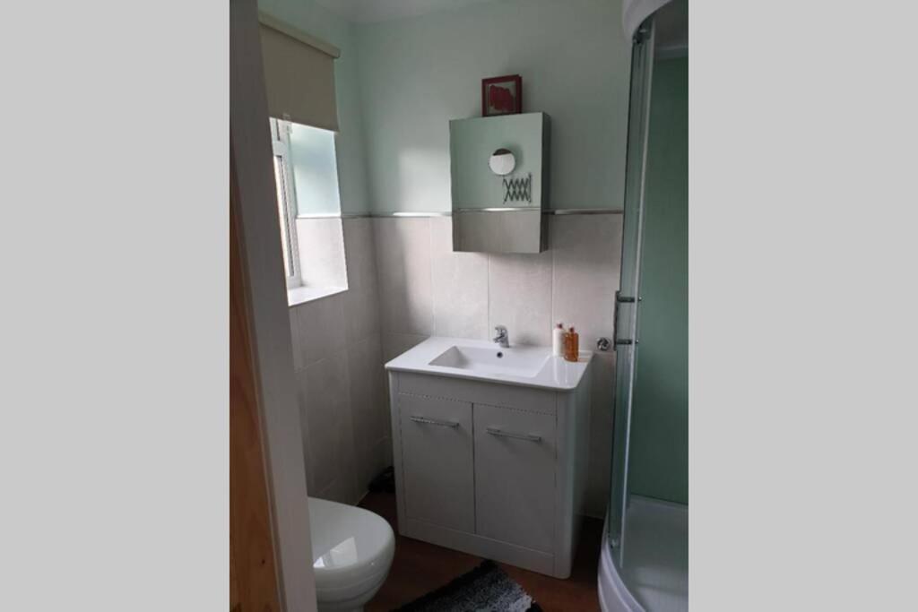 A Home Away From Home With A Big Welcome Erith Exterior foto