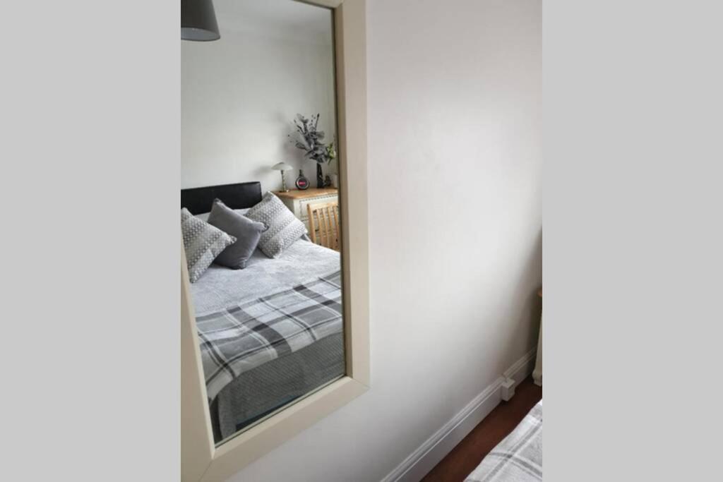 A Home Away From Home With A Big Welcome Erith Exterior foto